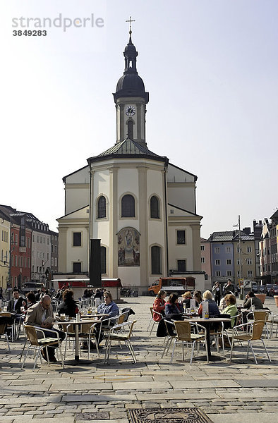Straßencafe am Marktplatz und Pfarrkirche  14. Jahrhundert  Traunstein  Oberbayern  Deutschland  Europa