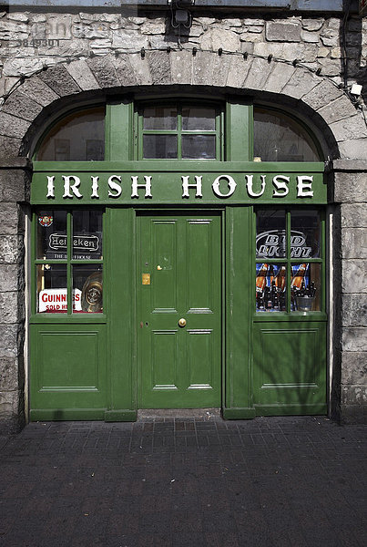 Eingangstür zum Irish House  Castlebar  County Mayo  Irland  Europa