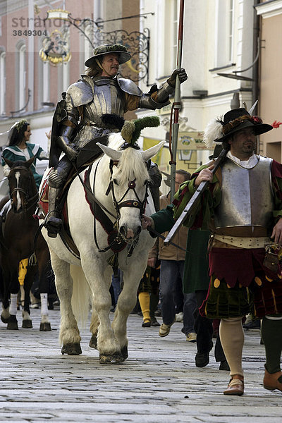 Ritter in Rüstung bei der St. Georg Parade  Pferdeparade  Traunstein  Oberbayern  Deutschland  Europa