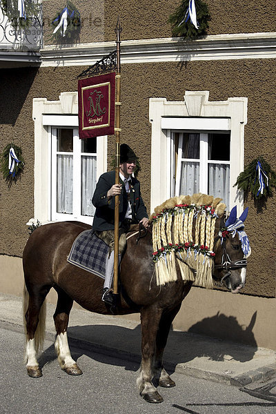 Reiter in traditioneller Kleidung bei der St. Georg Parade  Pferdeparade  Traunstein  Oberbayern  Deutschland  Europa