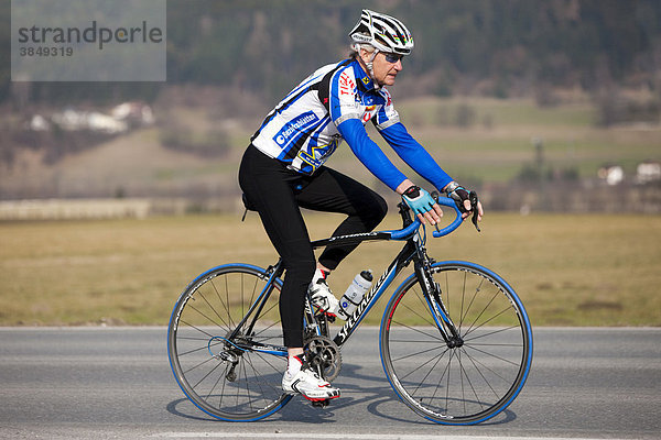 Agiler Senior beim Rennradfahren  Weer  Nordtirol  Österreich  Europa