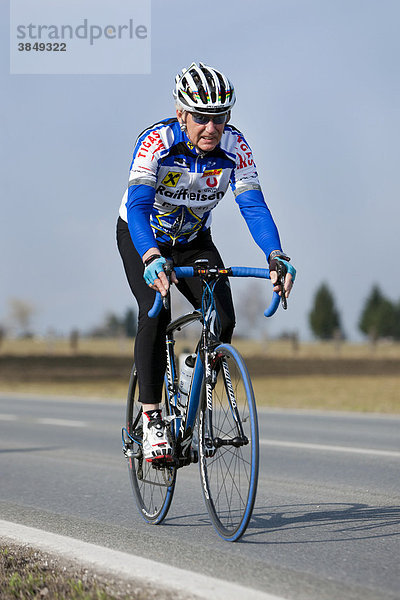 Agiler Senior beim Rennradfahren  Weer  Nordtirol  Österreich  Europa