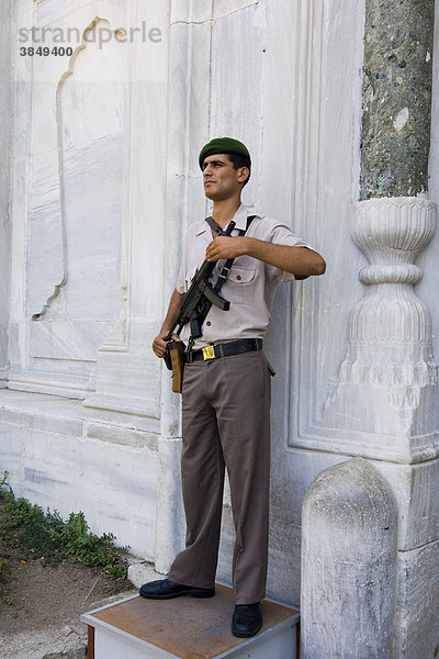 Soldat vor Palast  Istanbul  Türkei