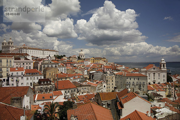 Blick vom Aussichtspunkt Portas do Sol über die Dächer der Altstadt Alfama von Lissabon  Portugal  Europa