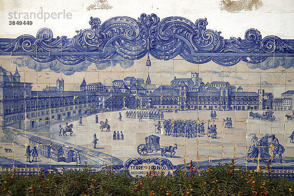 Lissabon vor dem Erdbeben von 1755  Wandbild an der Kirche Santa Luzia aus den typischen blauen Fliesen Azulejos in Lissabon  Portugal  Europa