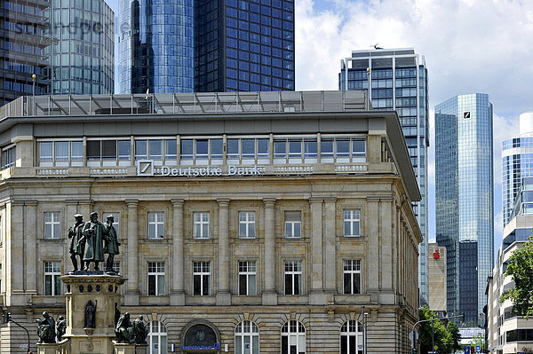 Johannes Gutenberg Denkmal  Deutsche Bank Filiale und Hochhaus der Zentrale  Rossmarkt  Bankenviertel  Frankfurt am Main  Hessen  Deuschland  Europa