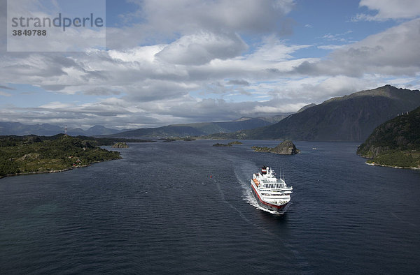 Hurtigrutenschiff im Raftsund  Lofoten  Norwegen  Skandinavien  Europa