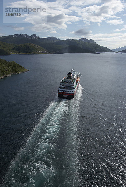 Hurtigrutenschiff im Raftsund  Lofoten  Norwegen  Skandinavien  Europa