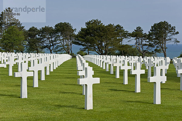 Kreuze  Marmor  amerikanischer Soldatenfriedhof am Omaha Beach bei Colleville sur Mer  Normandie  Frankreich  Europa