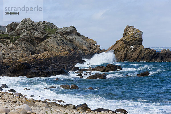 Bewegtes Meer bei Le Diben am Bretagnewanderweg GR 34  Baie de Morlaix  Finistere  Bretagne  Frankreich  Europa