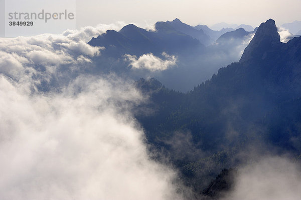 Wolkenverhangene Berge  Füssen  Bayern  Deutschland  Europa