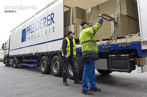 Mitarbeiter sichern verladene Spanplatten auf einem LKW  Werk der Pfleiderer AG am Unternehmenssitz in Neumarkt  Oberpfalz  Bayern  Deutschland  Europa