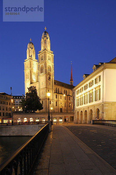 Grossmünster und Helmhaus bei Nacht  Zürich  Schweiz  Europa