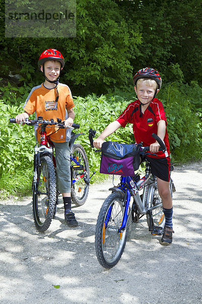 2 Jungen  6 und 8 Jahre  bei einer Fahrradtour