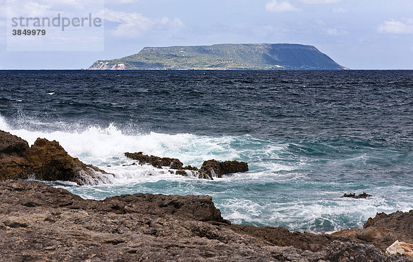 Blick von Pointe des Chateaux zur Insel La Desirade  Dependance der Insel Guadeloupe  Französische Antillen  Kleine Antillen  Karibik