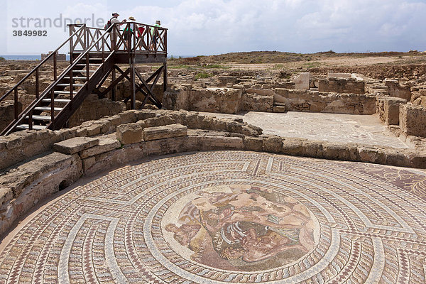 Touristen besichtigen die Römische Siedlung  UNESCO Weltkulturerbe  Ausgrabungsstätte  Pafos  auch Paphos  Südzypern  griechisch  Insel Zypern  Südeuropa