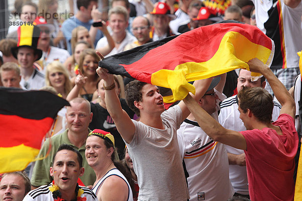 Public Viewing Fußball-WM-Viertelfinale im Biergarten am Deutschen Eck in Koblenz  Rheinland-Pfalz  Deutschland  Europa