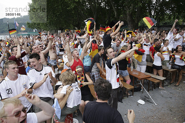 Public Viewing Fußball-WM-Viertelfinale im Biergarten am Deutschen Eck in Koblenz  Rheinland-Pfalz  Deutschland  Europa
