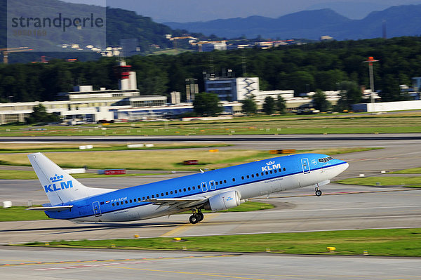 Eine Boeing 737-400 der KLM beim Start auf dem Flughafen Zürich  Schweiz  Europa