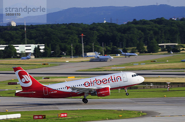 Ein Airbus A319 von Air Berlin beim Start auf dem Flughafen Zürich  Schweiz  Europa