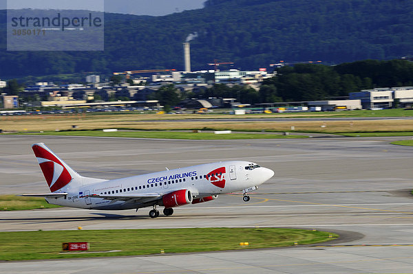 Eine Boeing 737-500 der Czech Airlines beim Start auf dem Flughafen Zürich  Schweiz  Europa