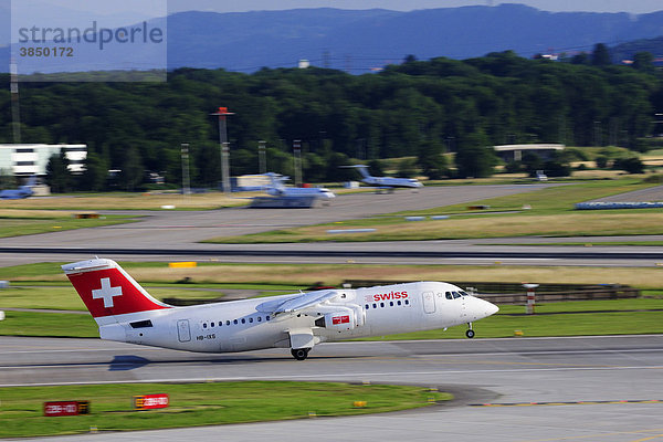Avro Jet RJ100 der Swiss beim Start am Flughafen Zürich  Schweiz  Europa