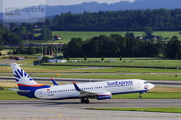 Eine Boeing 737_800 der Gesellschaft Sun Express startet vom Flughafen Zürich  Schweiz  Europa