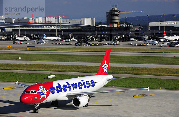Ein Airbus A320 der Edelweiss Air auf dem Flughafen Zürich  Schweiz  Europa