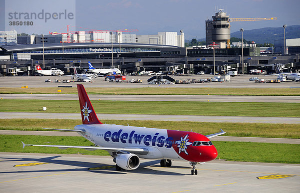 Ein Airbus A320 von Edelweiss Air auf dem Flughafen Zürich  Schweiz  Europa