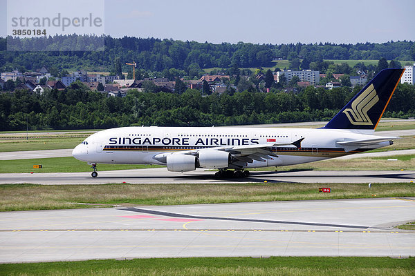Eine Airbus A380 von Singapore Airlines startet auf dem Flughafen Zürich  Schweiz  Europa