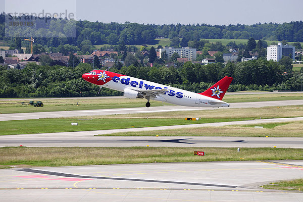 Ein Airbus 320 der Edelweiss Air startet auf dem Flughafen Kloten  Schweiz  Europa
