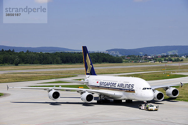 Der Airbus 380 wird vom Gate auf die Piste geschoben  Flughafen Zürich  Schweiz  Europa