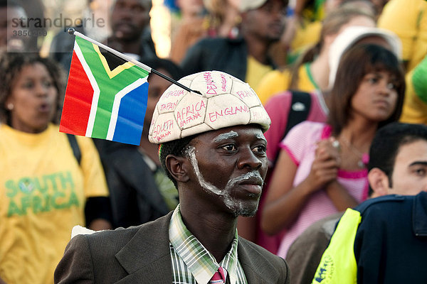 Fußball WM 2010  südafrikanischer Fan beim Public Viewing des Eröffnungsspiels Südafrika gegen Mexiko in Kapstadt  Südafrika  Afrika