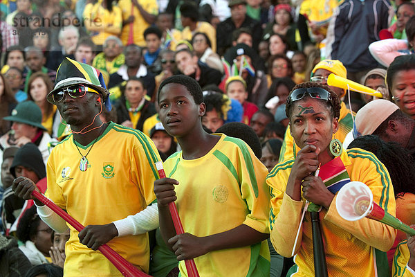 Fußball WM 2010  südafrikanische Fans beim Public Viewing des Eröffnungsspiels Südafrika gegen Mexiko in Kapstadt  Südafrika  Afrika