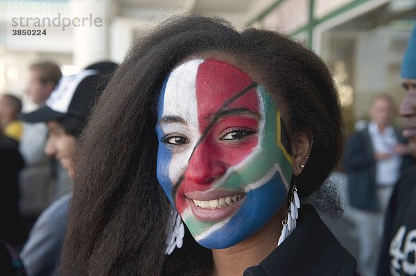 Fußballanhängerin beim Public Viewing  Gesicht mit den Farben der südafrikanischen Fahne bemalt  Kapstadt  Südafrika  Afrika