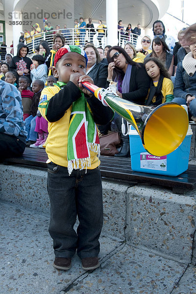 Junger südafrikanischer Fußballfan mit Vuvuzela bei der Fußballweltmeisterschaft 2010 in Kapstadt  Südafrika  Afrika