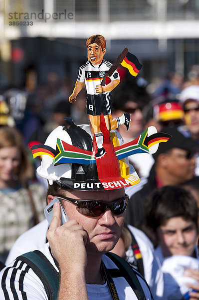Deutscher Fußballfan mit Makarapa Fanhelm und Mobiltelefon  WM 2010  Kapstadt  Südafrika  Afrika