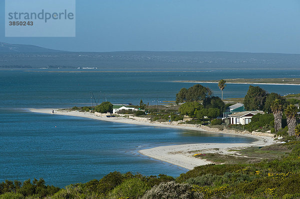 Haus an der Lagune bei Churchhaven im West Coast Nationalpark  Südafrika  Afrika