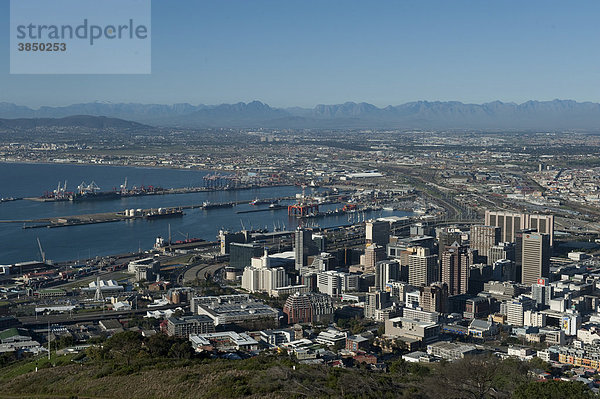 Blick auf Kapstadt Stadtzentrum und Hafen  Westkap  Südafrika  Afrika