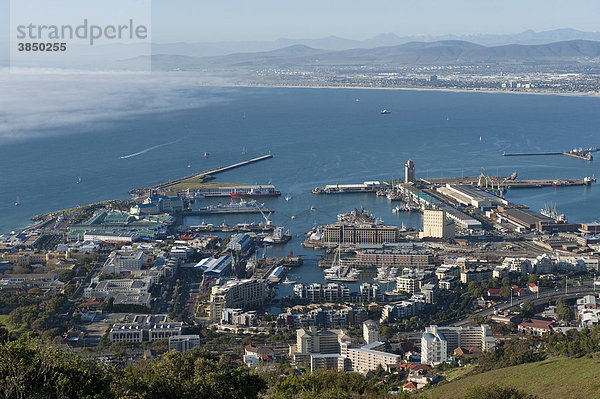 Blick auf die V&A Waterfront und den alten Hafen  Kapstadt  Westkap  Südafrika  Afrika