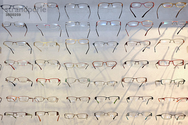 Brillenauswahl bei einem Optiker