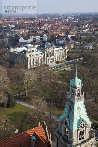 Neues Rathaus  Blick auf das Landesmuseum  Hannover  Niedersachsen  Deutschland  Europa