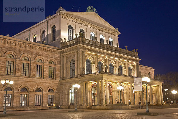 Opernhaus bei Nacht  Opernplatz  Hannover  Niedersachsen  Deutschland  Europa