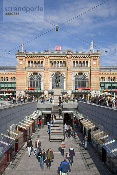 Ernst-August-Platz vor Hauptbahnhof mit Einkaufspassage  Hannover  Niedersachsen  Deutschland  Europa