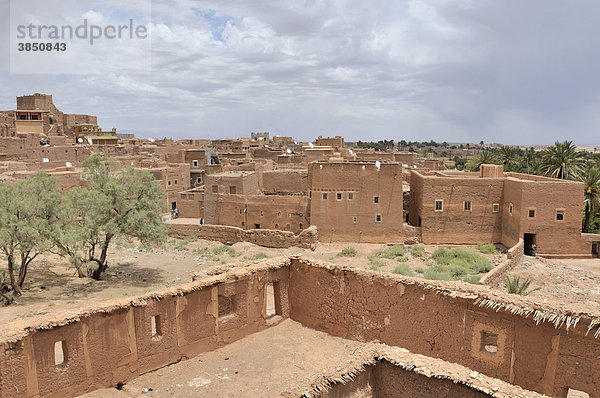 Stampflehmarchitektur in der Altstadt  Medina  von Ouarzazate  Marokko  Afrika