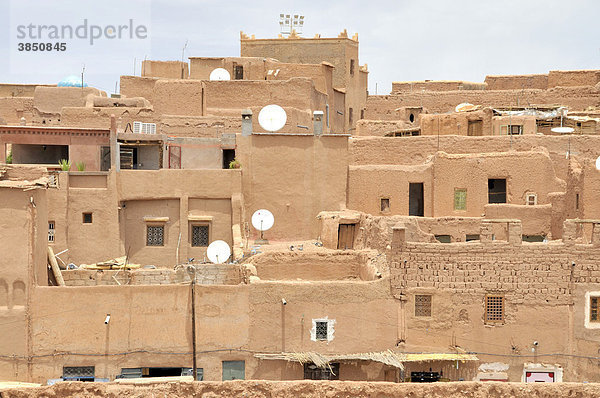 Stampflehmarchitektur mit Satellitenschüsseln in der Altstadt  Medina  von Ouarzazate  Marokko  Afrika