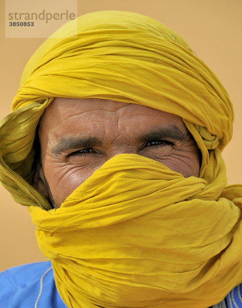 Berber mit dem traditionellen Litham Turbantuch  Portrait  Wüstentrekking  Erg Chebbi  Marokko  Afrika