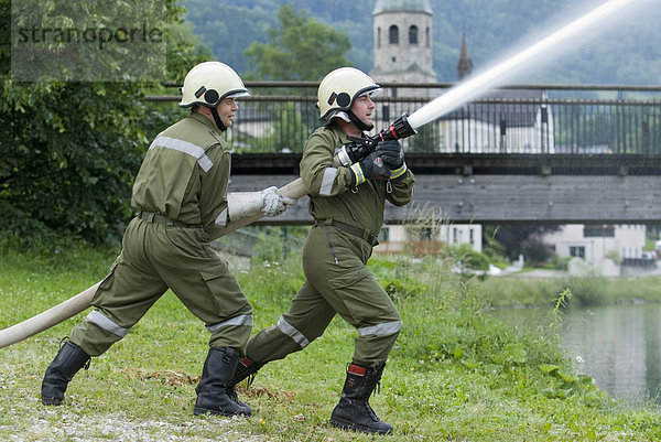 Freiwillige Feuerwehr beim Spritzen  Reichraming  Oberösterreich  Österreich  Europa