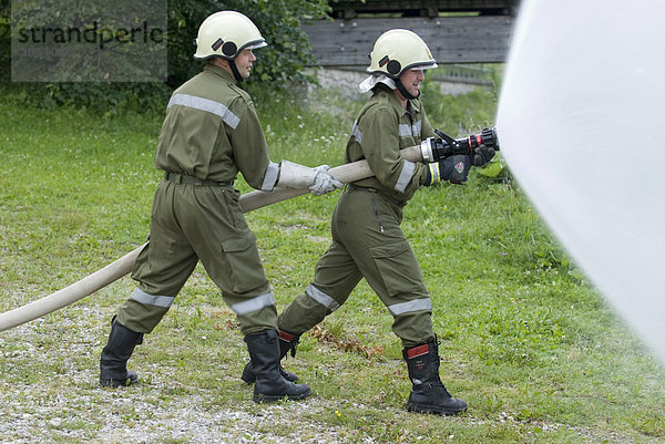 Freiwillige Feuerwehr beim Spritzen  Reichraming  Oberösterreich  Österreich  Europa