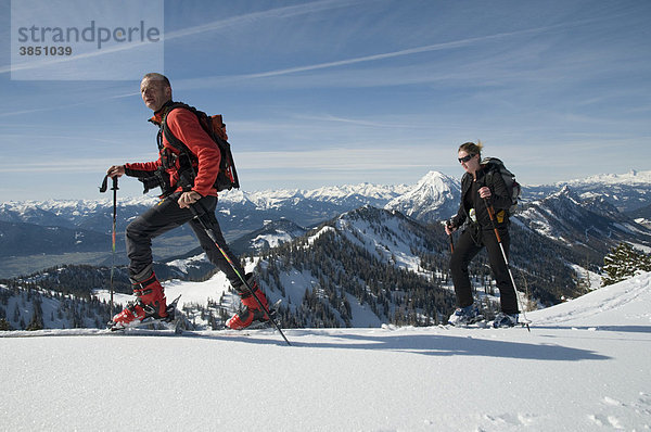 Skifahrer auf Skitour  Wörschach  Steiermark  Österreich  Europa